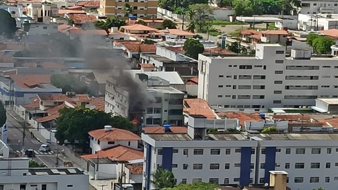 Idoso fica ferido após incêndio atingir apartamento em João Pessoa