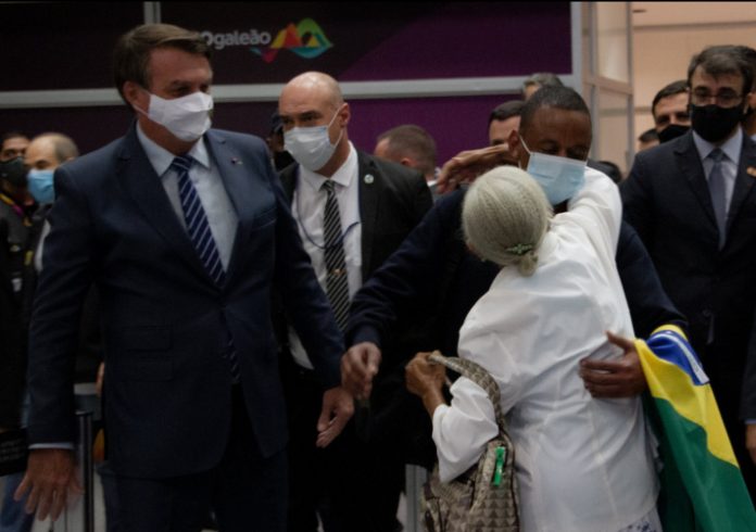 Ex-motorista Robson chega ao Brasil e é recepcionado por Bolsonaro em aeroporto