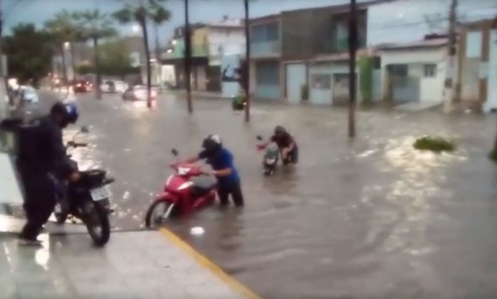 Em tarde e noite com quase 100 mm de chuva, ruas alagam e teto de concessionária desaba em Mossoró