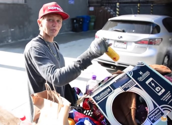 Ex-modelo Loni Willison é fotografada revirando lata de lixo nos EUA