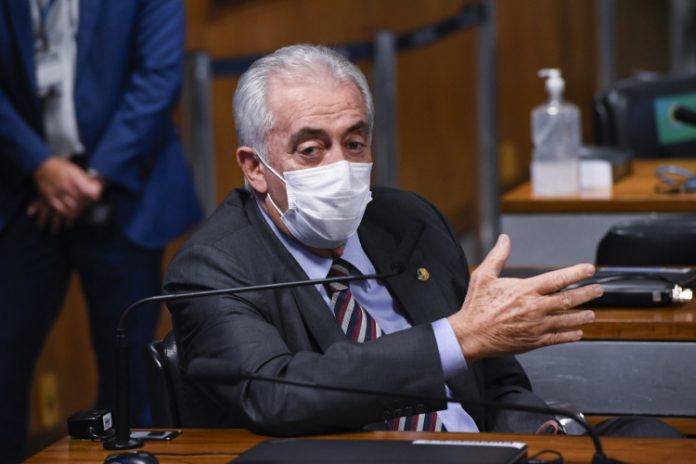 Tempo perdido na gestão Pazuello atrasou muito as vacinas, diz senador Otto Alencar