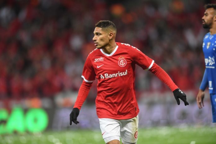 Após reunião, Internacional anuncia permanência de Paolo Guerrero
