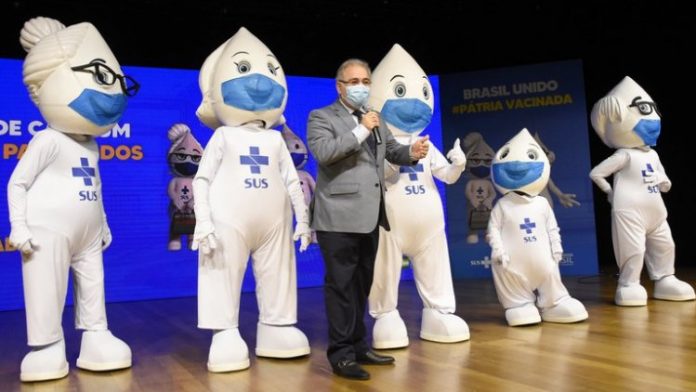 Governo troca uma propaganda enganosa por outra: sai ‘Brasil forte’, entra ‘pátria vacinada’