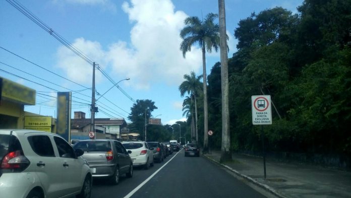 Taxistas podem utilizar faixas de ônibus mesmo se estiverem sem passageiros, em João Pessoa