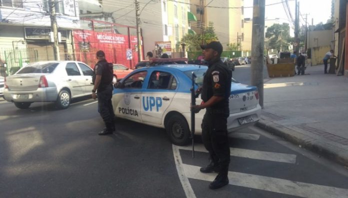 Operação da PM do Rio causa tiroteio no Morro do Borel; suspeito é baleado