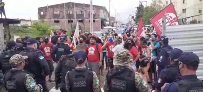 Entrega de residencial em Natal tem protesto, confusão, spray de pimenta e tiros com balas de borracha