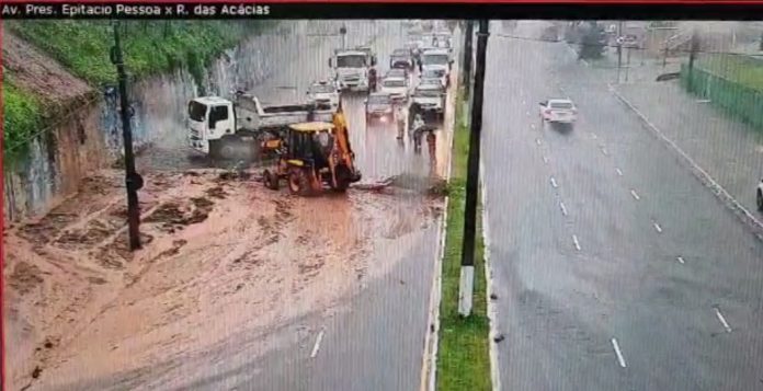 Chuvas causam deslizamento de terra, na Avenida Epitácio Pessoa, em João Pessoa; VÍDEO