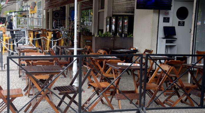 Prestação de serviços cai 4% em março e volta a ficar abaixo do nível pré-pandemia