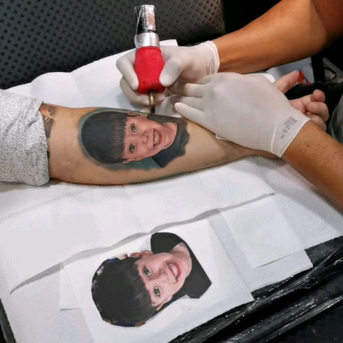 Pai de Henry Borel homenageia filho com tatuagem no braço