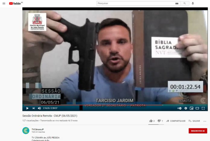 Vereador de João Pessoa exibe arma e bíblia durante sessão remota da Câmara; VÍDEO