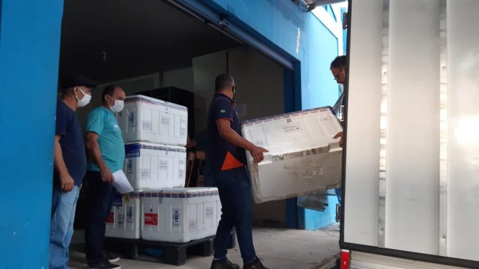 Carga com 101 mil doses de Oxford/AstraZeneca e 7 mil da Pfizer chega ao RN