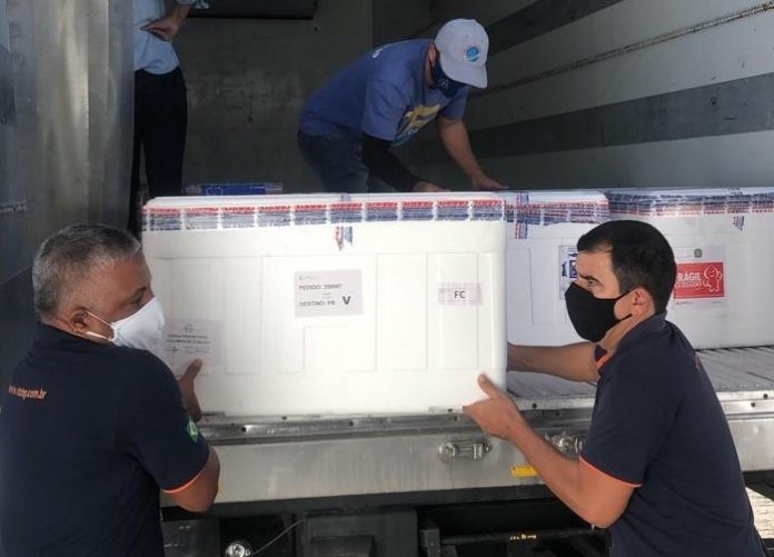 Paraíba recebe lote com mais de 8 mil doses de vacinas da Pfizer e mais de 113 mil da Astrazeneca