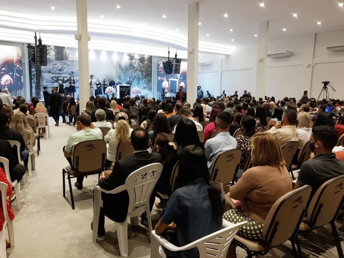 Igreja descumpre decreto e é interditada por realizar culto com aglomeração, em João Pessoa