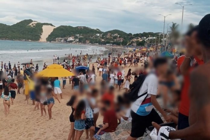 Pessoas ignoram toque de recolher e se aglomeram na praia da Ponta Negra no fim de semana em Natal