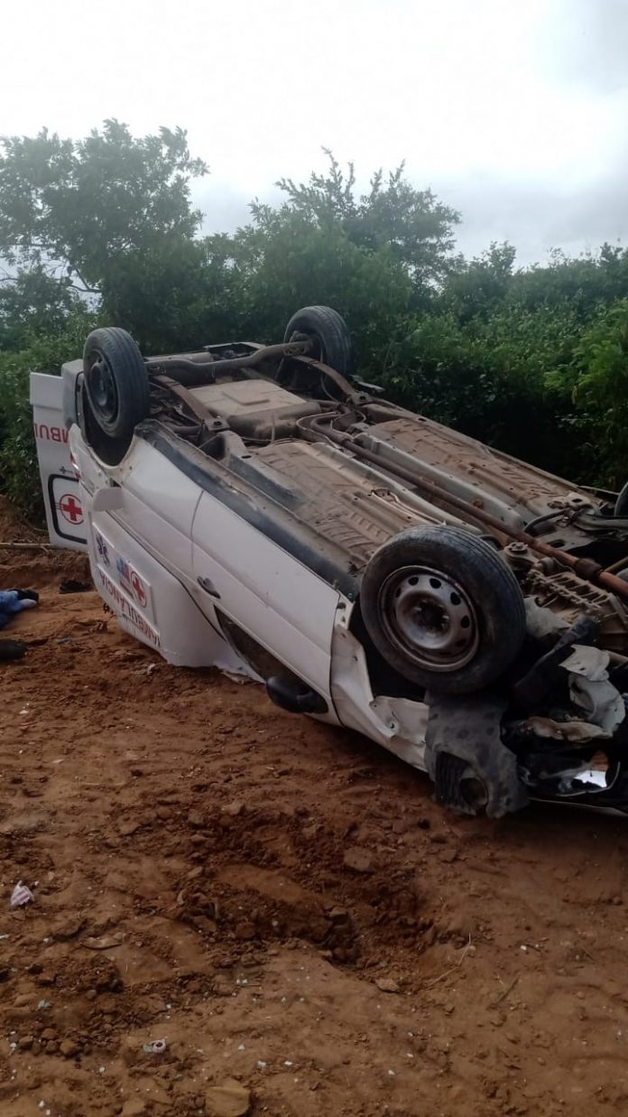 Ambulância que transportava paciente de 87 anos capota e três pessoas ficam gravemente feridas na BR-101