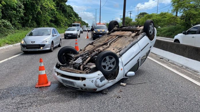Dois carros batem e um deles capota na BR-230, em João Pessoa