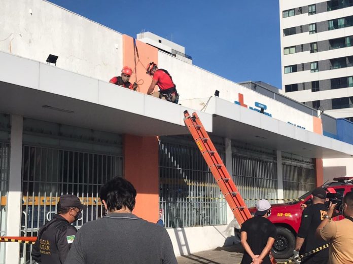 Homem morre eletrocutado em cima de marquise de farmácia em Natal