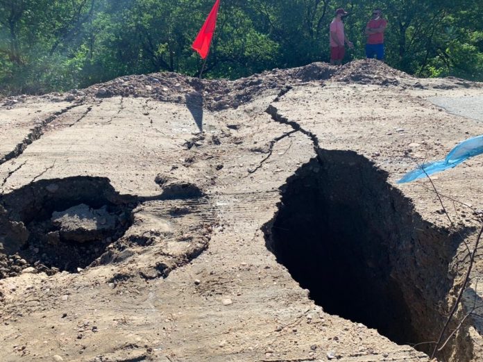 Rodovia é interditada após bueiro romper e abrir buraco no interior do RN