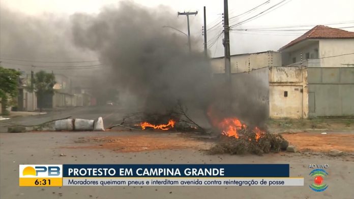 Moradores realizam protesto contra decisão da Justiça que pede desapropriação de casas, na PB