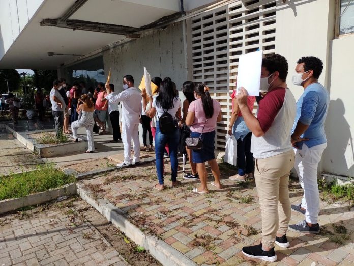 Pessoas formam fila de madrugada em busca de atendimento na Secretaria de Educação do RN