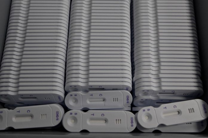 Mundo registra 3,79 milhões de casos diários de Covid-19 e bate novo recorde