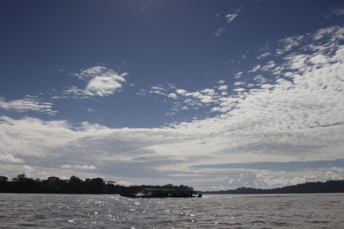 Ruptura de oleoduto no Equador gera vazamento de petróleo em região amazônica