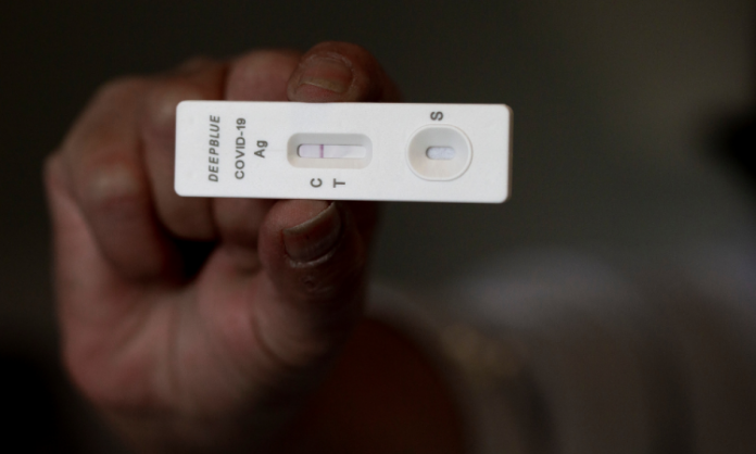 Saiba como funcionam e como usar os autotestes de Covid-19