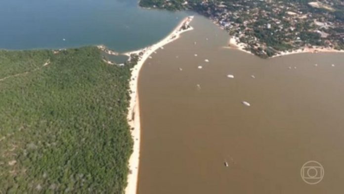 Peritos da PF vão analisar mudança de cor do rio Tapajós em Alter do Chão