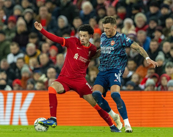 Em jogo atrasado, Liverpool e Arsenal empatam sem gols pela semifinal da Copa da Liga