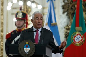 Partido Socialista do premiê António Costa vence as eleições em Portugal