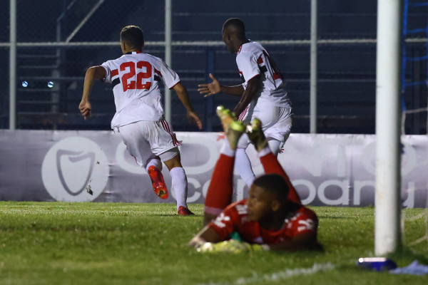 São Paulo vira contra o Cruzeiro e enfrenta o Palmeiras na semifinal da Copinha