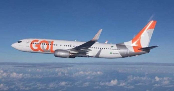 Anac autoriza Azul e Gol a voar com menos comissários após avanço da variante Ômicron