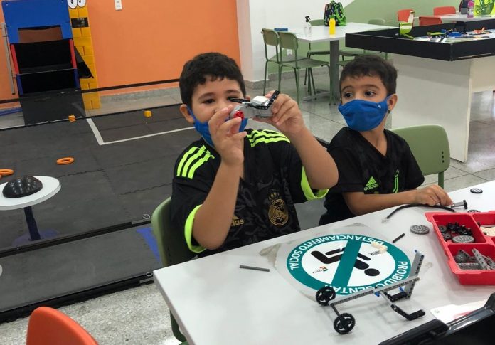 ‘Eles ficaram impressionados em poder construir o braço de um robô’: pais relatam experiências dos filhos no curso de Robótica das Férias