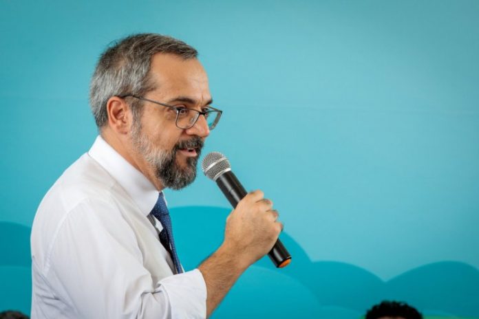 Weintraub nega ter dito que Bolsonaro sabia de operação contra os filhos com antecedência