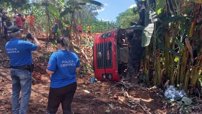 Homem morre após tombar caminhão de tijolos em rodovia, no Brejo da Paraíba