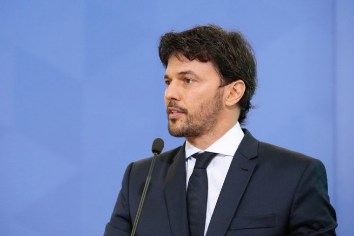 Ministro Fábio Faria processa Ernesto Araújo por injúria, calúnia e difamação