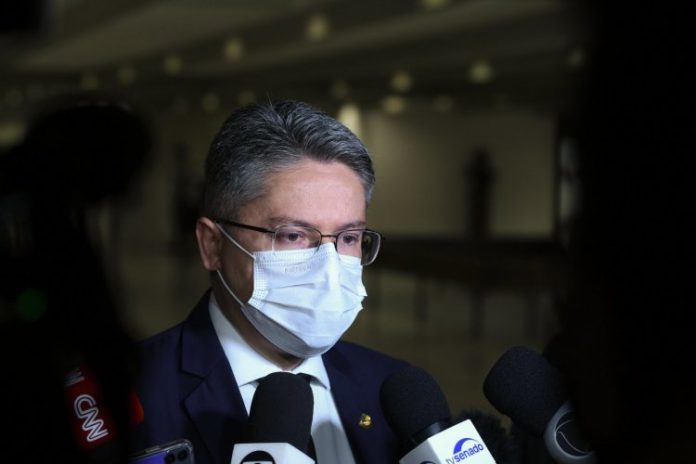 Senador nega que será vice de Moro e quer impedir que eleições sejam sobre ‘discutir personalidades’