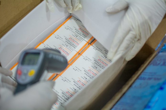 Agente de saúde que participou de vacinação indevida de crianças para Covid-19 diz que filha de 5 anos também foi imunizada