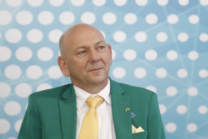 Twitter reativa conta de Luciano Hang após três dias de suspensão