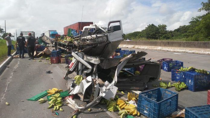 Homem morre e outro fica ferido em acidente entre dois caminhões, em Caaporã, PB