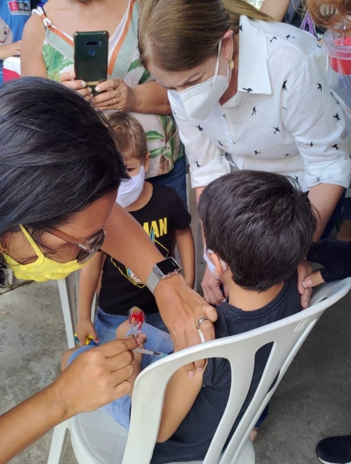 Menino de 8 anos com autismo é a primeira criança a se vacinar contra Covid-19, em João Pessoa