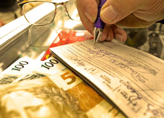 Uso de cheques no Brasil tem queda de 93,4% desde 1995