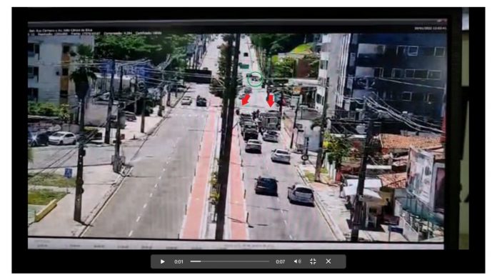 Motociclista fica gravemente ferido após ser atingido por motorista que avançou sinal vermelho em João Pessoa; VÍDEO