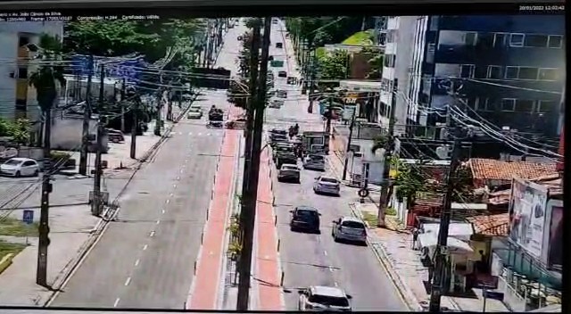 Vídeo mostra grave acidente entre carro e moto, em João Pessoa