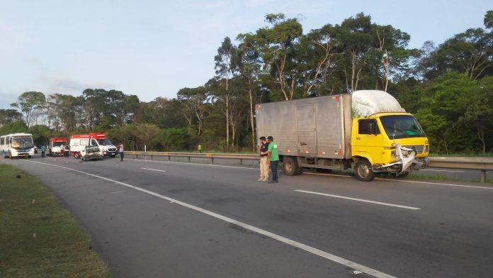 Idoso morre após colidir carro em caminhão, na BR-230, na Paraíba