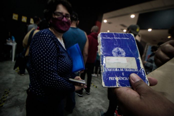 Brasil registra a criação de 2,7 milhões de vagas com carteira assinada em 2021