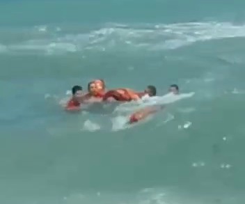 Turista é resgatado do mar após quase se afogar, na Praia de Coqueirinho, PB