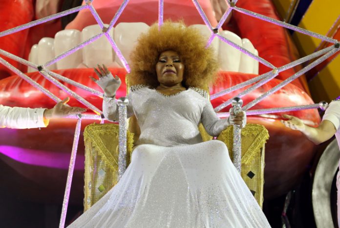 Em seu último carnaval, Elza foi homenageada pela Mocidade Independente de Padre Miguel