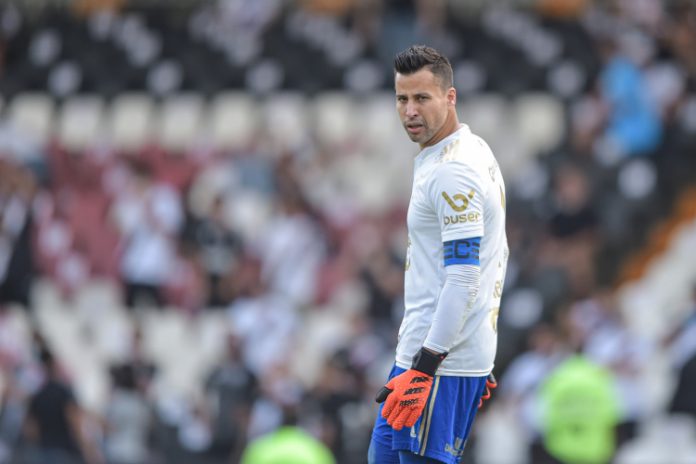 Ex-Cruzeiro, goleiro Fábio desembarca no Rio para assinar com o Fluminense