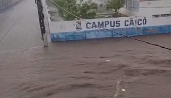 Chuva provoca alagamentos em bairros de Caicó, RN; veja vídeo